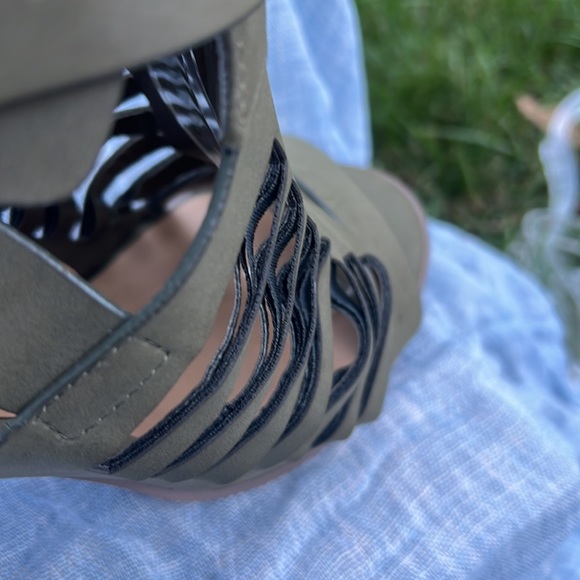 Rue 21 army green laser cut high heel sandals. Size L 8/9 - Picture 9 of 14